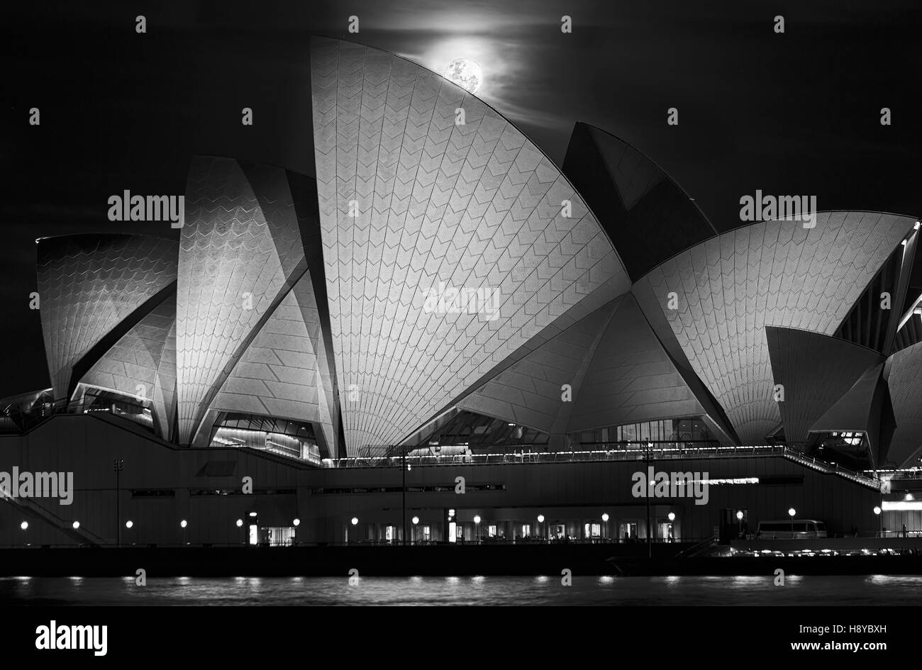 Sydney, Australia - 15 Novembre 2016: Super Full Moon Rising oltre la Opera House di Sydney in Australia durante l'astronomia unico evento dopo il tramonto nel buio n Foto Stock