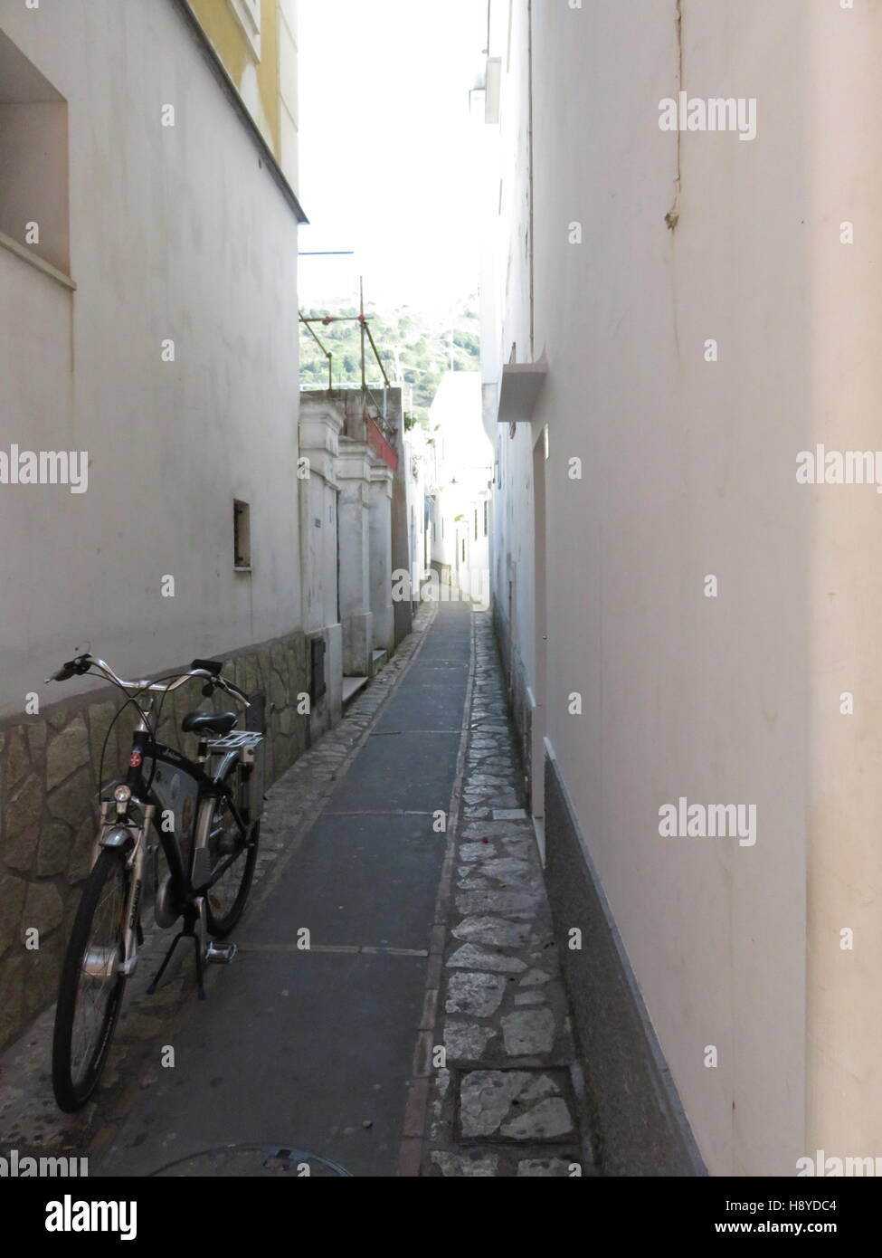Strada stretta in Anacapri con bike Foto Stock