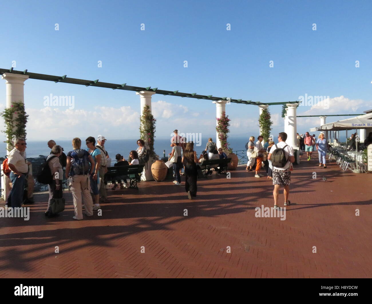 Piazza Umberto dalla piazza principale di Capri con i turisti Foto Stock