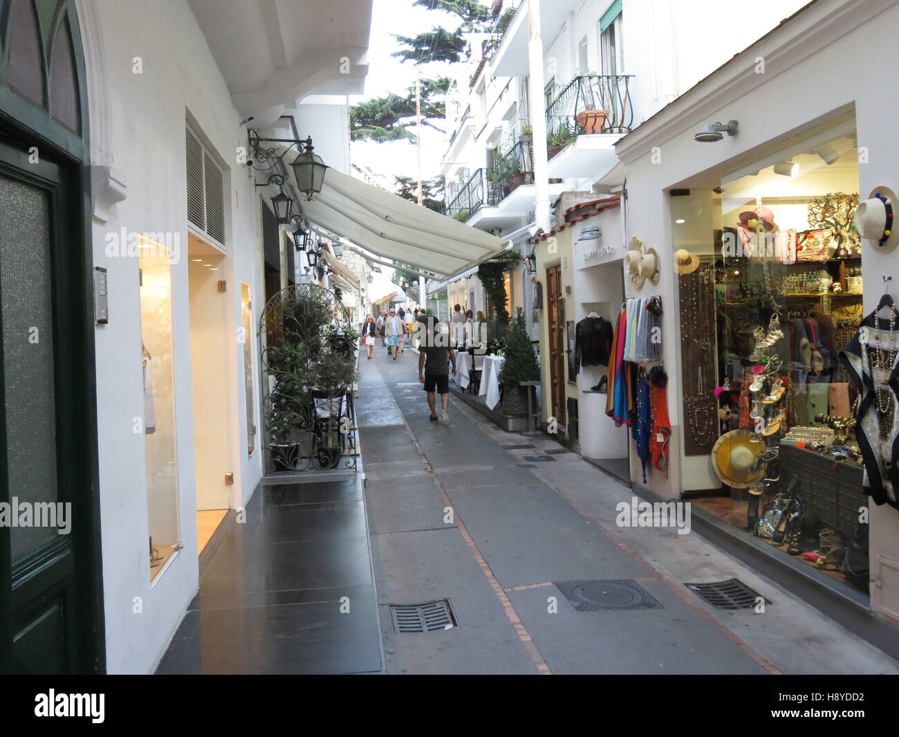 Strada di Anacapri con negozi e turisti Foto Stock