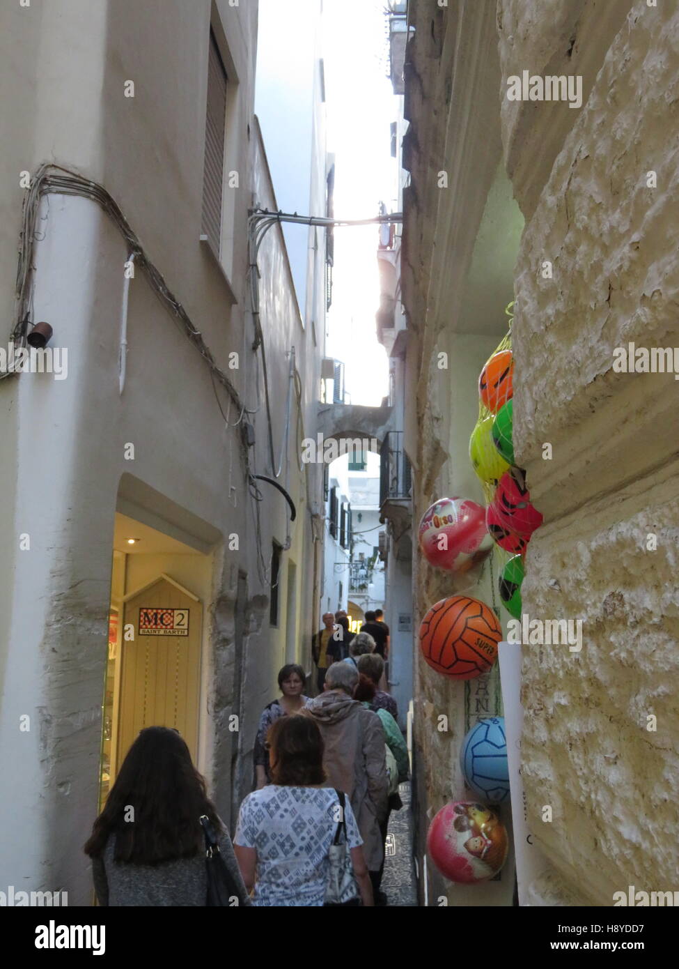 Strada stretta in Anacapri con negozi e turisti Foto Stock