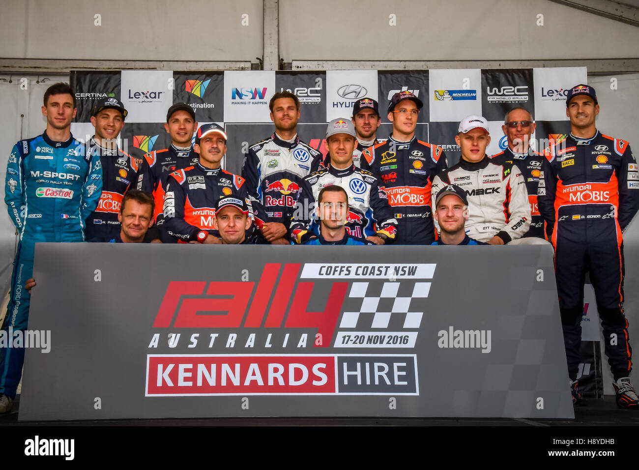 Coffs Harbour, Australia. 17 Nov, 2016. WRC driver posano per una foto di gruppo prima di iniziare il Rally Australia, il XIV e il round finale del 2016 FIA World Rally Championship. Credito: Hugh Peterswald/Pacific Press/Alamy Live News Foto Stock