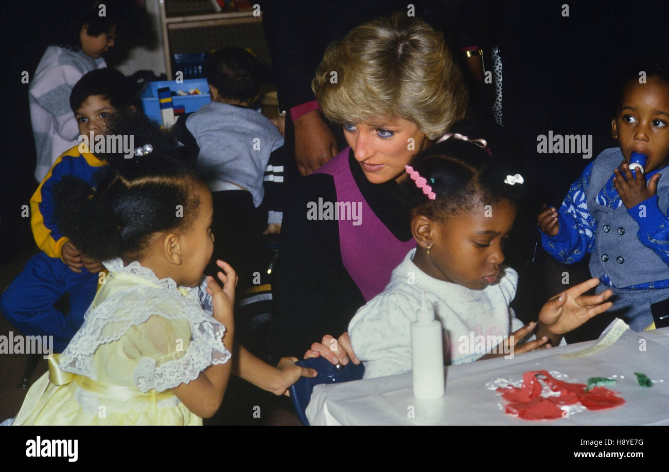 La Principessa Diana parla con i bambini (senza nome) del Centro Urbano per la Famiglia. Insediamento di Henry St. New York. STATI UNITI. 2 Febbraio 1989 Foto Stock