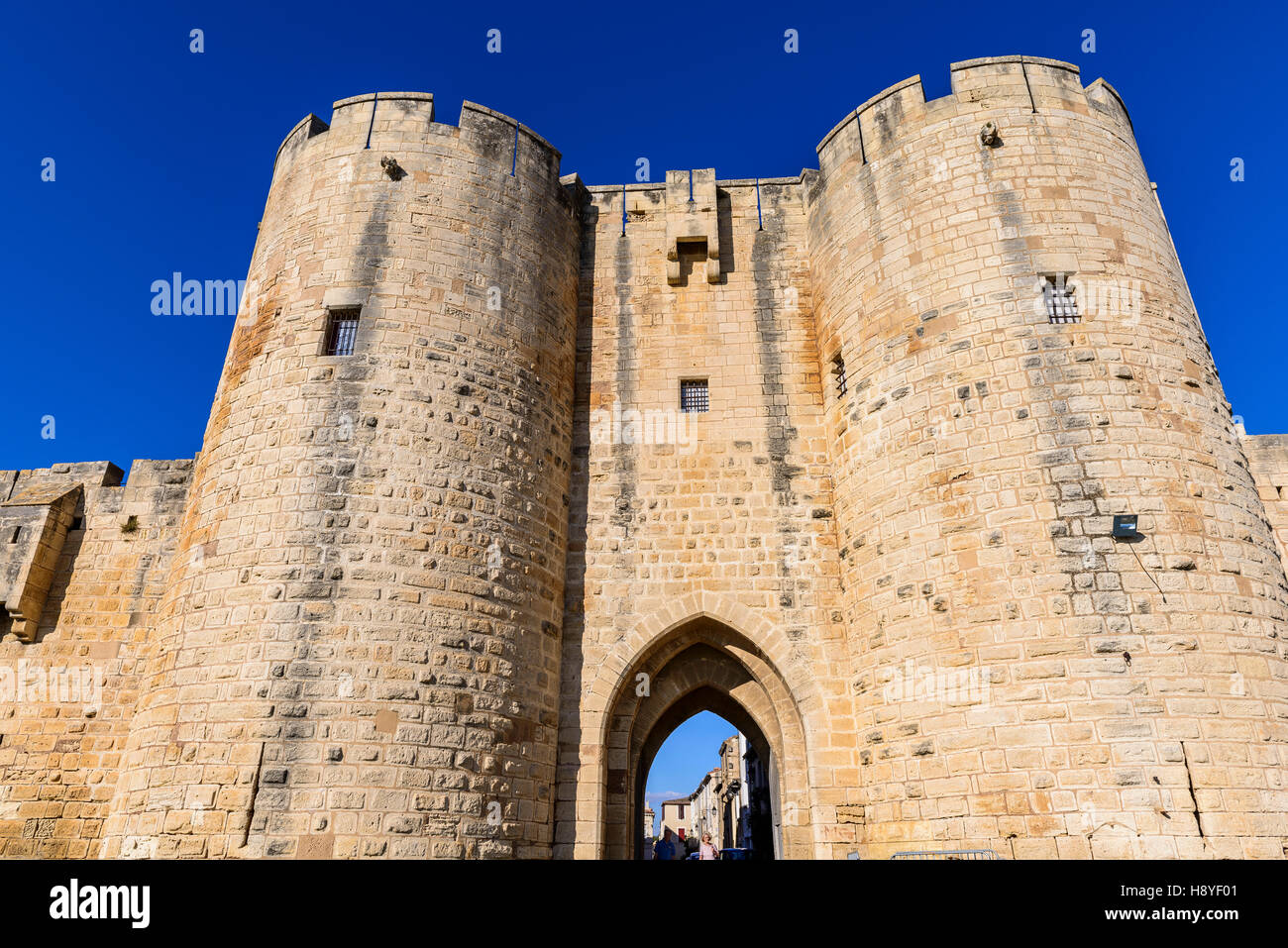 La Porte des Moulins ou Porte Neuve Les Remparts côté sud Aigues-Mortes,Camargue AIGUES-MORTES - FRANCIA Foto Stock