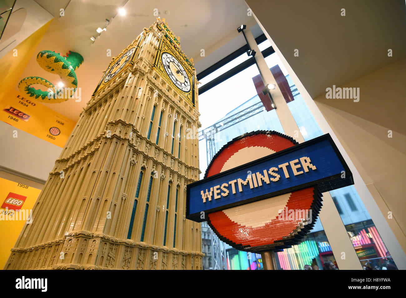 I modelli di Lego di Big Ben e Westminster la metropolitana segno dentro la "più grande del mondo di LEGO store' nel quadrato di Leicester, Londra. Foto Stock