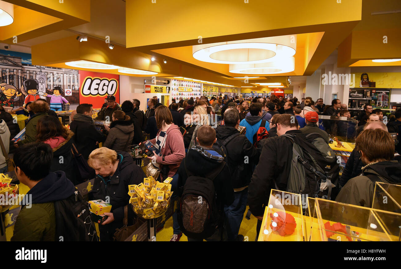 I clienti all'interno del 'più grande del mondo di LEGO store' nel quadrato di Leicester, Londra. Foto Stock