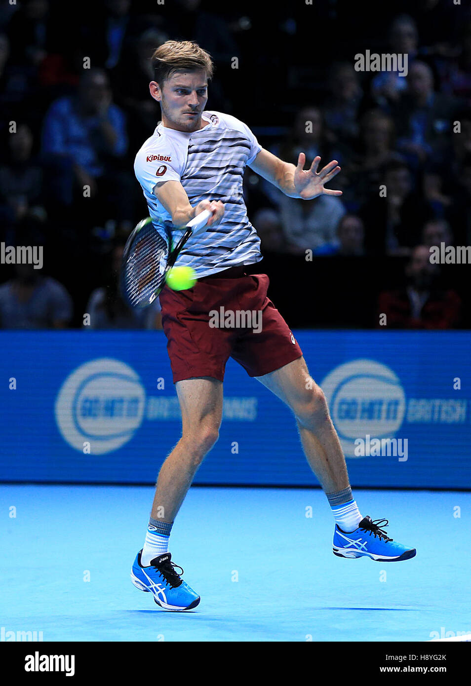 David Goffin in azione contro Novak Djokovic durante il quinto giorno delle finali del Barclays ATP World Tour alla O2 di Londra. PREMERE ASSOCIAZIONE foto. Data immagine: Giovedì 17 novembre 2016. Vedi PA storia TENNIS Londra. Il credito fotografico dovrebbe essere: Jonathan Brady/PA Wire. Foto Stock