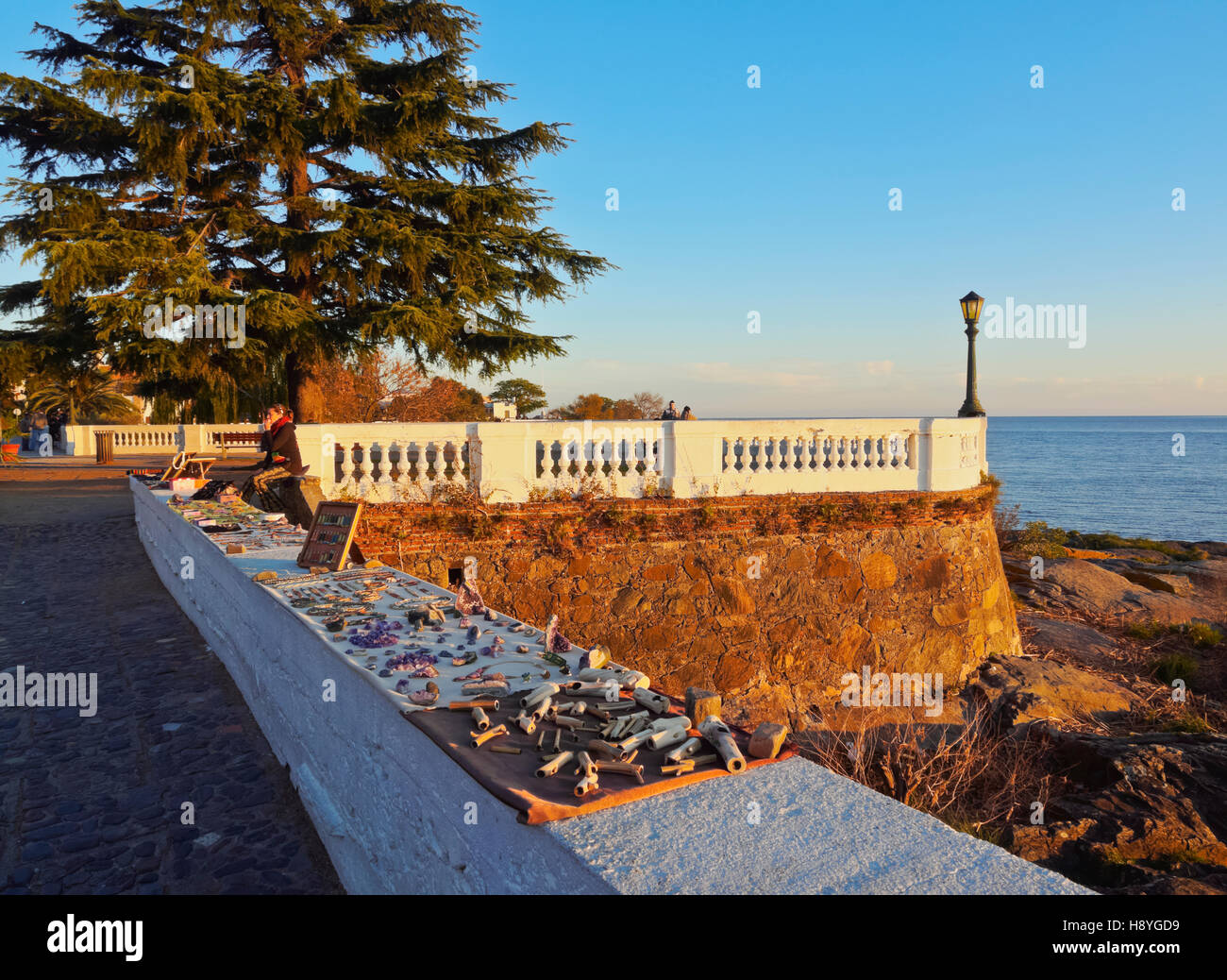 Uruguay, Dipartimento di Colonia e Colonia del Sacramento, Paseo de San Gabriel sulle rive del Rio de la Plata entro la fine della giornata. Foto Stock