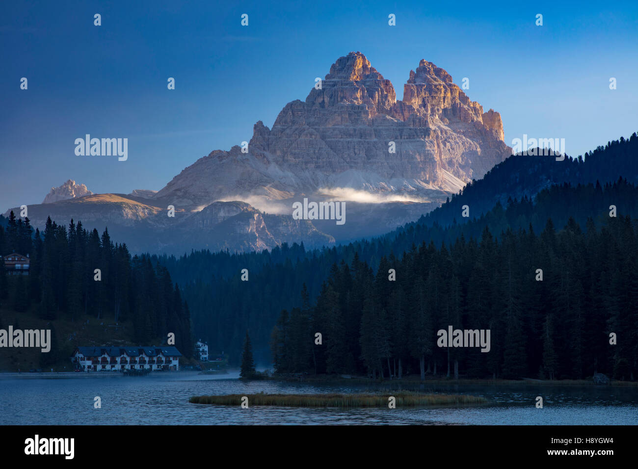 Tre cime delle Dolomiti torre sul lago Misurina, Belluno, Italia Foto Stock