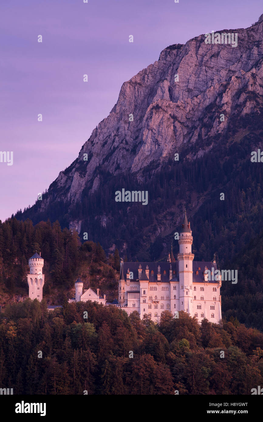 Bagliore del tramonto su Schloss Neushwanstein, Schwangau, Baviera, Germania Foto Stock