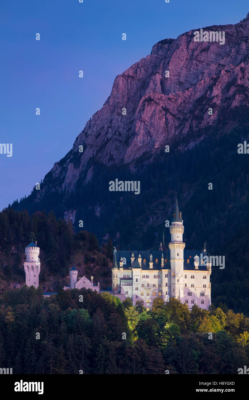 Twilight su Schloss Neushwanstein, Schwangau, Baviera, Germania Foto Stock