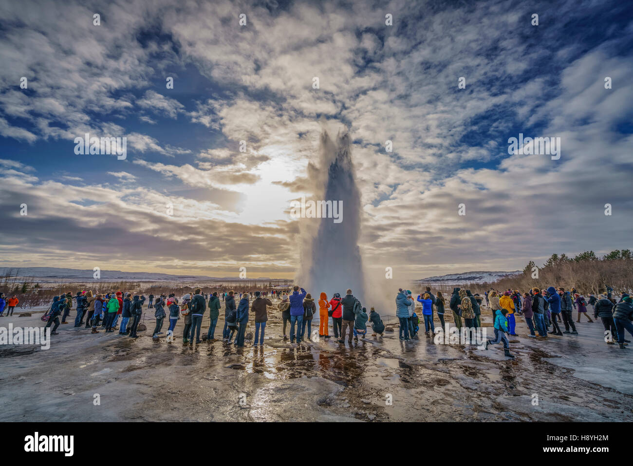 I turisti visualizzazione Strokkur geyser esplodendo, Islanda. Foto Stock