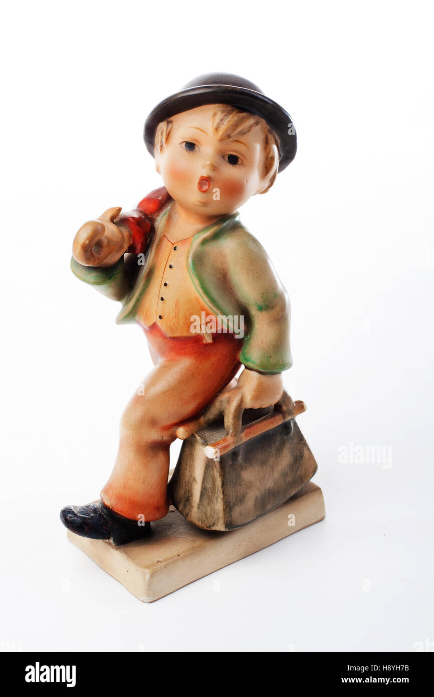 Hummel Goebel figurina. Antiquariato porcelanic in ceramica piccolo ragazzo con borsa e ombrello 'Marry Wanderer' porcelanic in ceramica 1950 Foto Stock