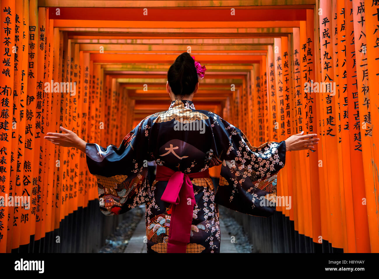KYOTO, Giappone - 8 ottobre 2016: donna non identificato in passerella a Fushimi Inari shrine in Kyoto, Giappone. Questo popolare santuario hanno Foto Stock