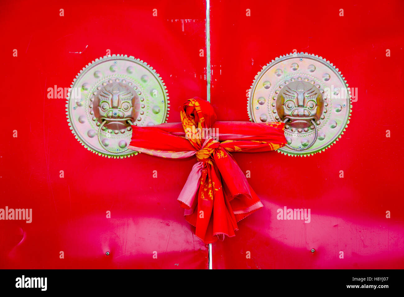 Dettaglio di maniglie a porta rossa in stile cinese Foto Stock