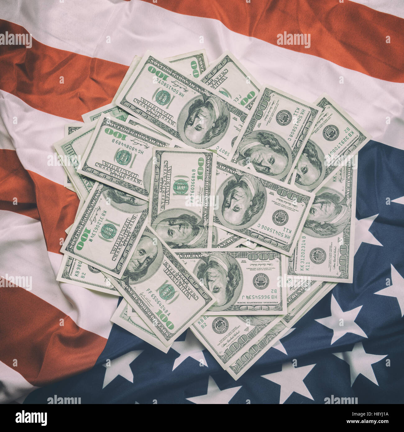 Dollaro e bandiera americana closeup Foto Stock