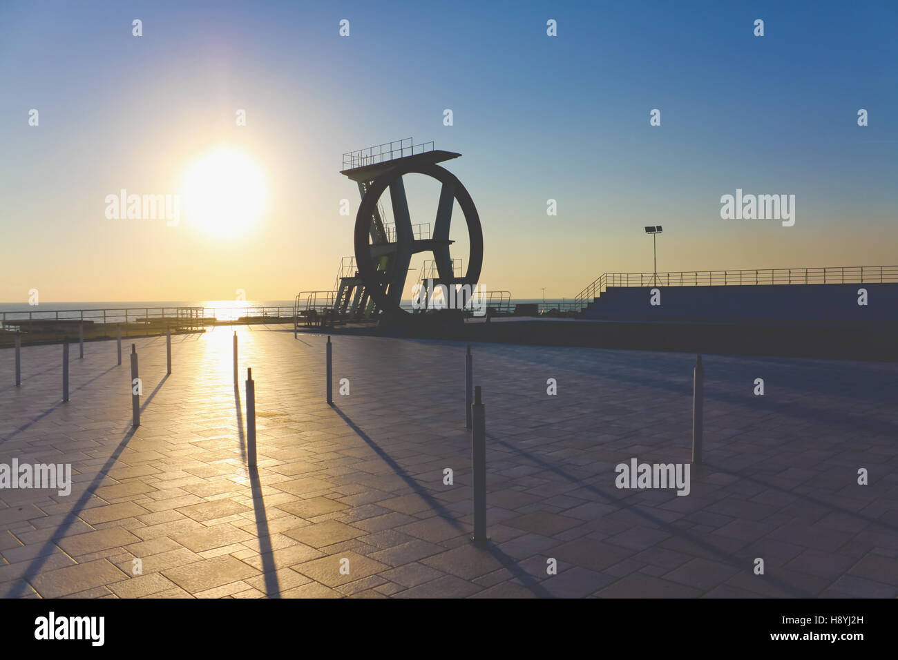 Grande trampolino struttura e piscina in inverno. Foto Stock