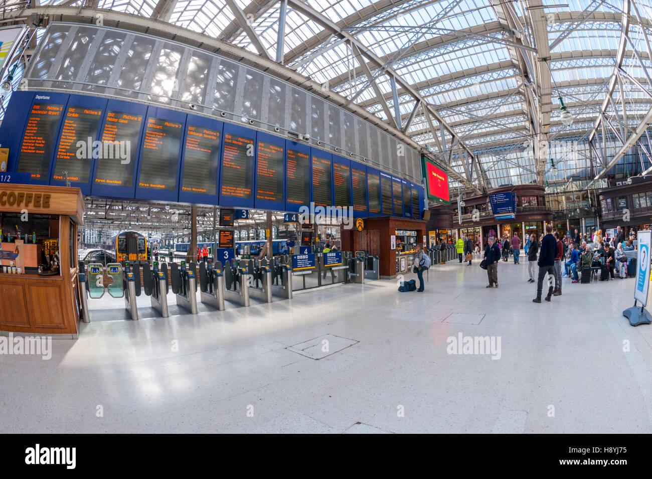 Il nuovo treno information board nella stazione centrale di Glasgow Foto Stock