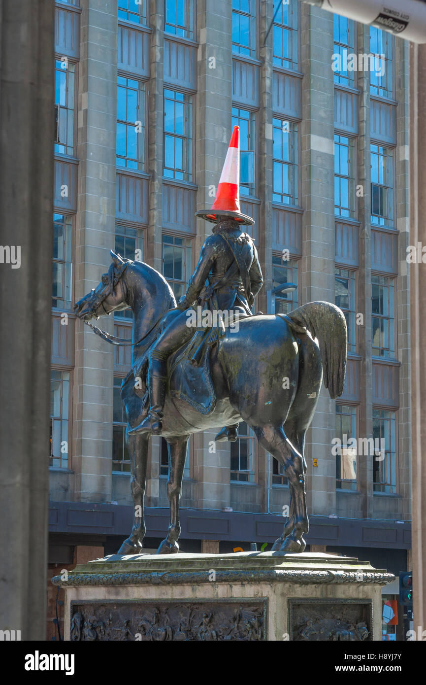 La statua del Duca di Wellington al di fuori del Glagow Museo di arte. La statua ha sempre un cono stradale posto sulla sua testa. Foto Stock