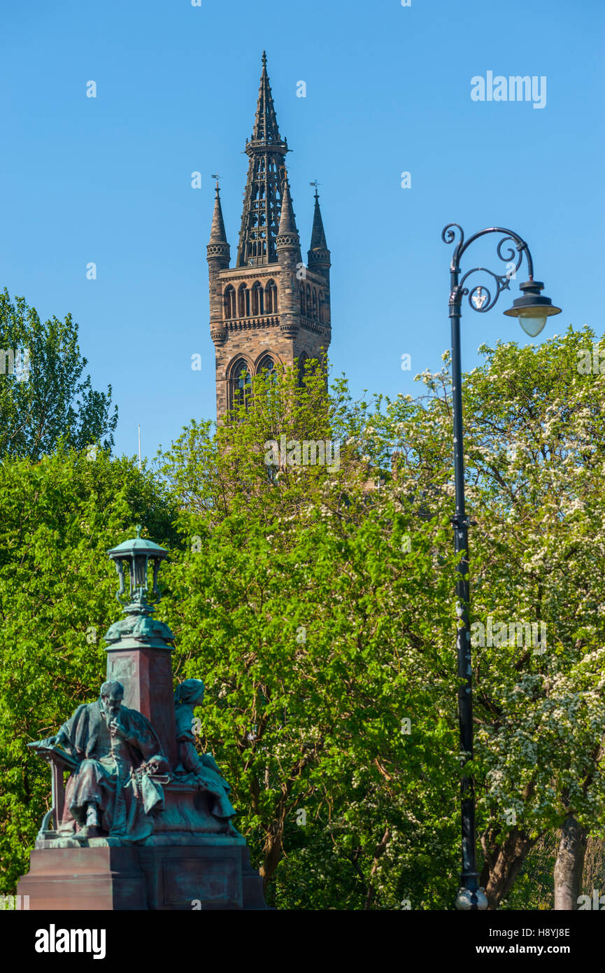 La guglia di Glasgow University disegnato da Gilbert Scott. Da Kelvingrove Park Foto Stock