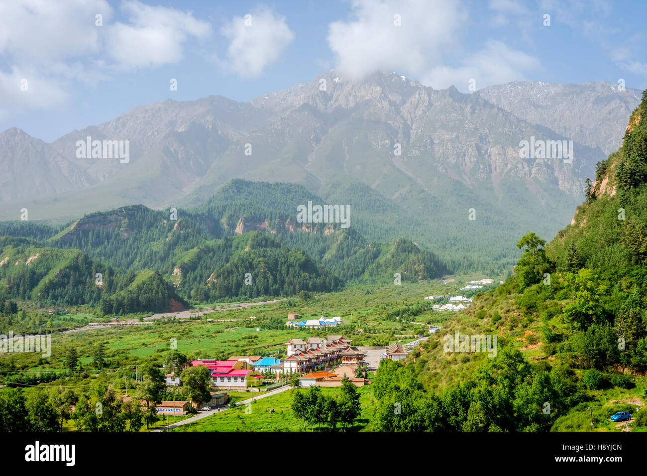 Verde paesaggio e le montagne che circondano il Mati si tempio, provincia di Gansu, Cina Foto Stock