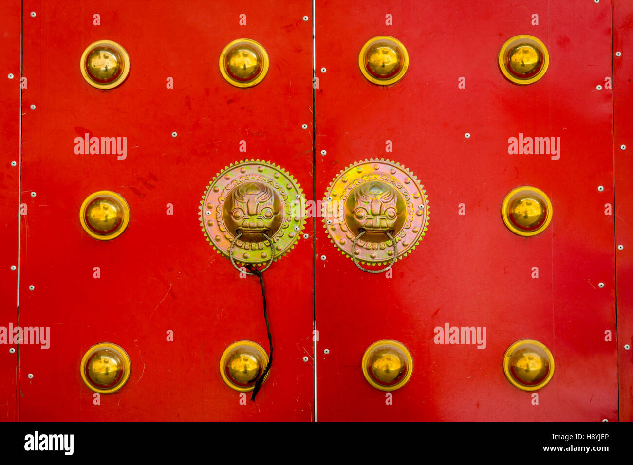 Dettaglio di maniglie a porta rossa in stile cinese Foto Stock