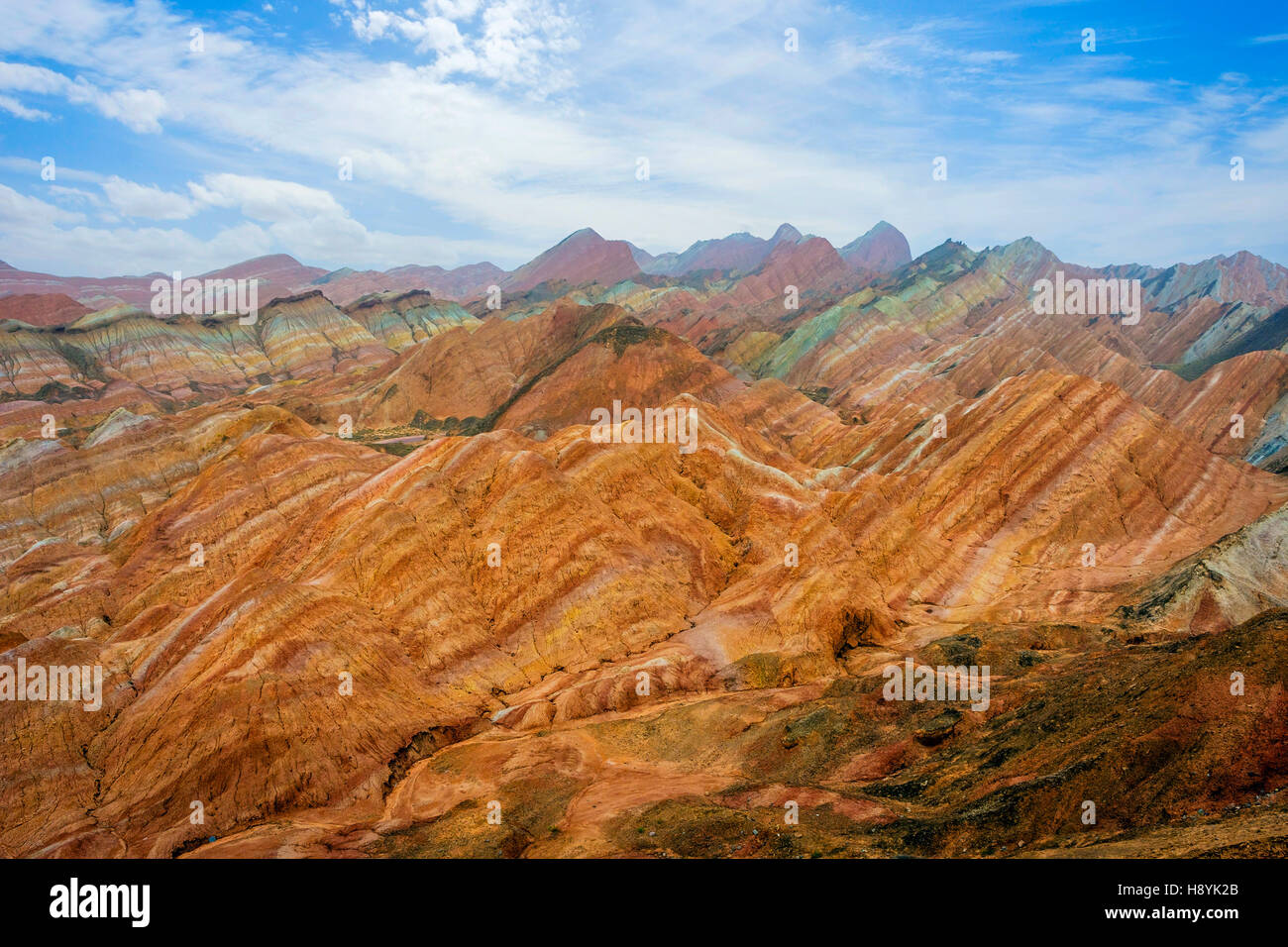 Paesaggio colorato di arcobaleno montagne, a Zhangye Danxia geoparco nazionale, Gansu, Cina Foto Stock