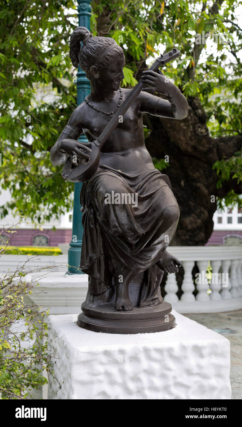 Statua di Bang Pa-In Palace, il palazzo estivo del Re Tailandese in Ayutthaya, Thailandia Foto Stock