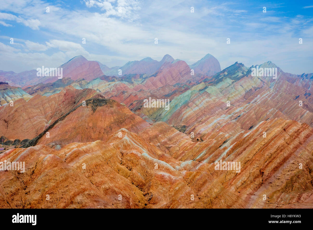 Paesaggio colorato di arcobaleno montagne, a Zhangye Danxia geoparco nazionale, Gansu, Cina Foto Stock