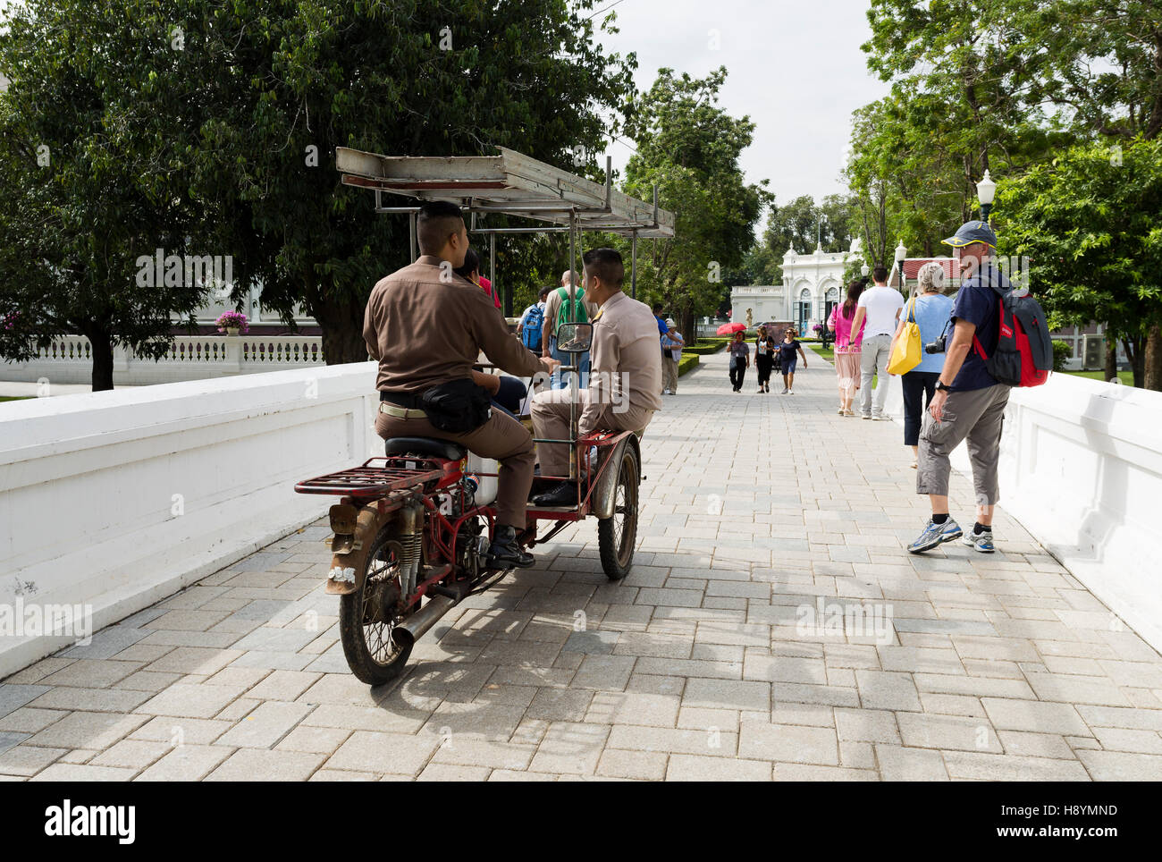 Equipaggio di manutenzione di Bang Pa-In Palace, il palazzo estivo del Re Tailandese in Ayutthaya, Thailandia Foto Stock