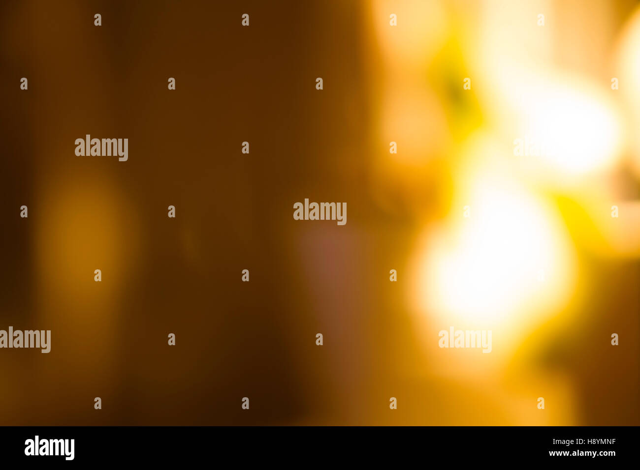 Golden overlay sullo sfondo di golden luci con effetto bokeh di fondo. Include lo spazio di copia. Foto Stock