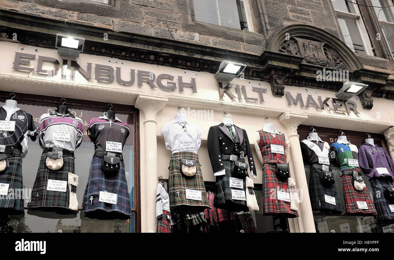 Negozio di un Edinburgh kilt maker vendita di abbigliamento tradizionale. Foto Stock