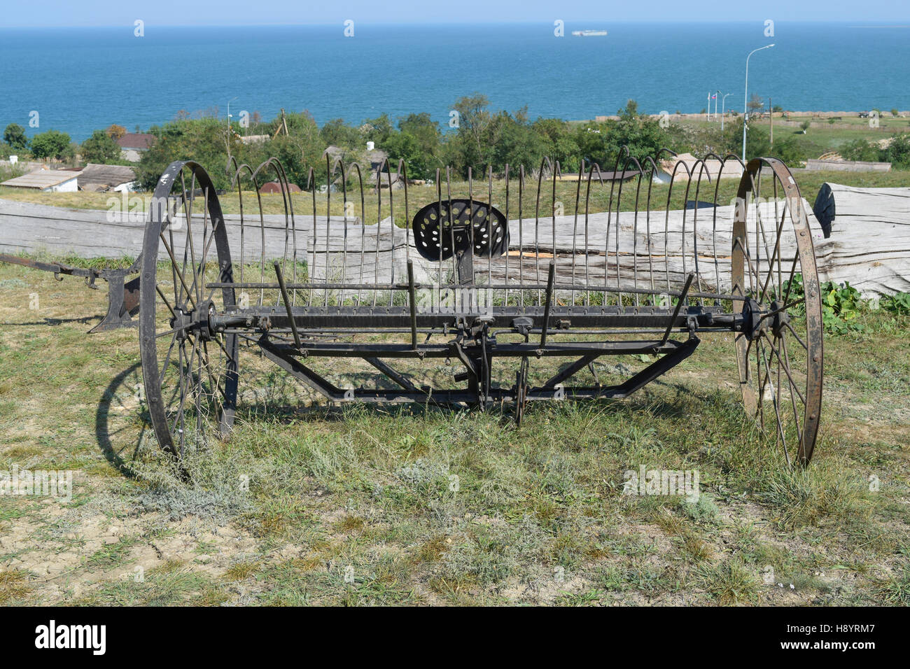 Mostrare il vecchio tedders sull'erba. Oldtimer per la raccolta di fieno Foto Stock