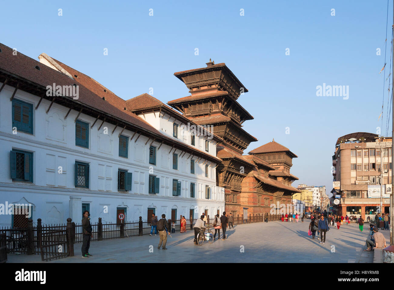 Persone che passeggiano attraverso Basantapur square, il quadrato di Durbar area, Kathmandu, Nepal Foto Stock