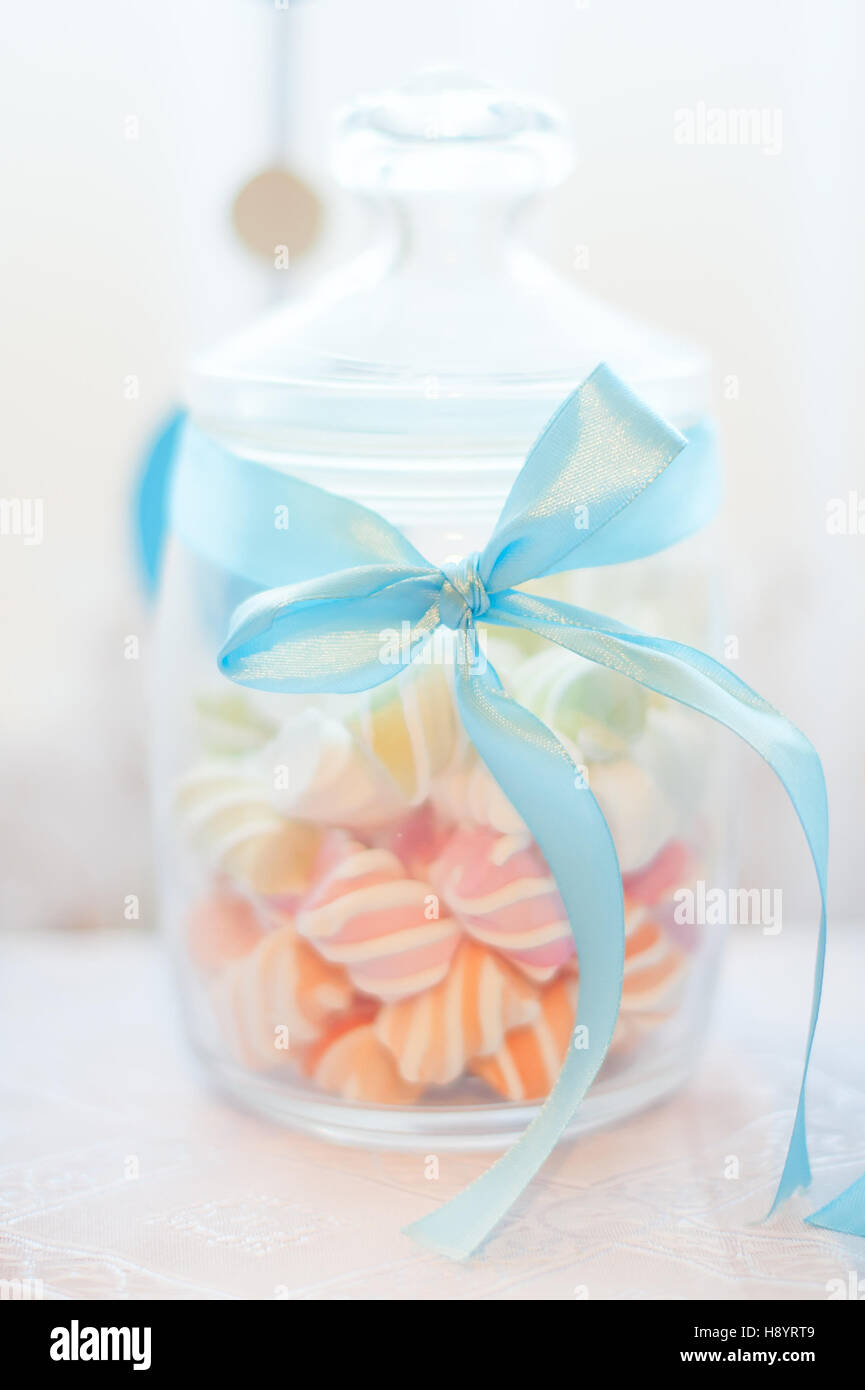 Tabella di dessert per una festa. Tortine, dolcezza e fiori Foto Stock