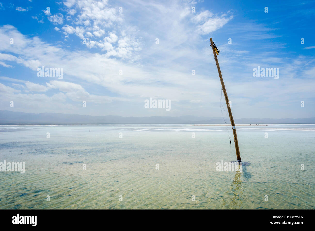 Vista su Chaqia (Chakayan) Salt Lake e abbandonata pilastro elettrico, Qinghai in Cina il giorno di sole Foto Stock