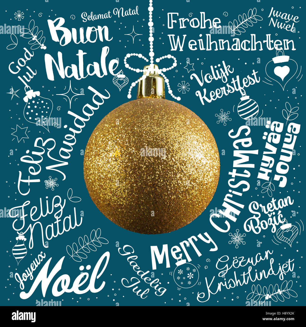 Buon Natale biglietto di auguri da tutto il mondo in diverse lingue con  palla dorata tree, testo calligrafico e font di caratteri scritti a mano  Foto stock - Alamy