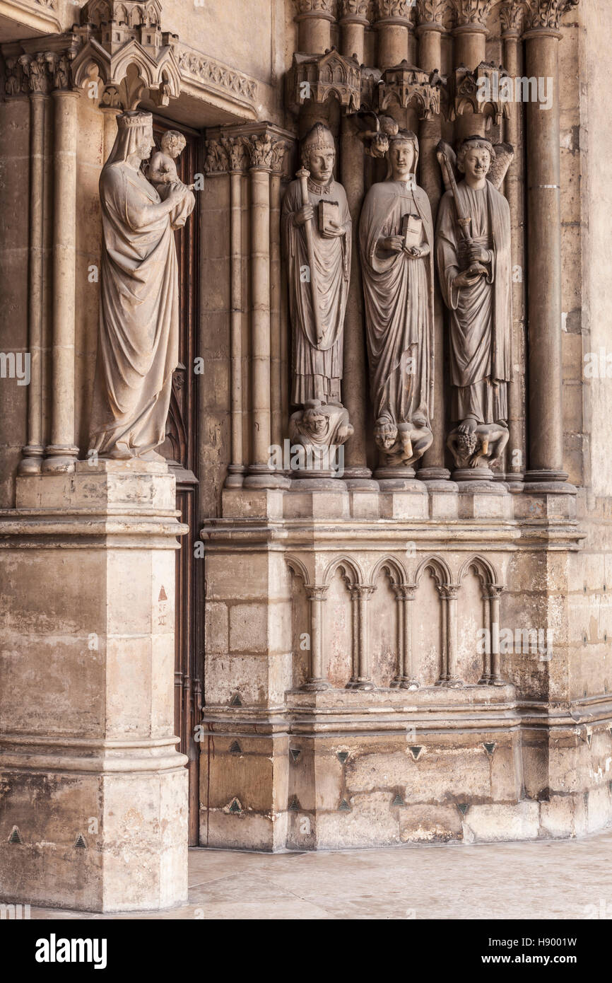 Sculture in pietra all'ingresso al Saint Germain l'Auxerrois a Parigi. Foto Stock