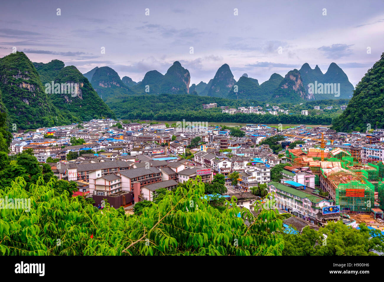 YANGSHUO, Cina - 12 giugno: vista sulla skyline di Yangshuo circondato con riconoscibile paesaggio carsico e il Fiume Li. Montagne carsiche sono il più grande di Foto Stock