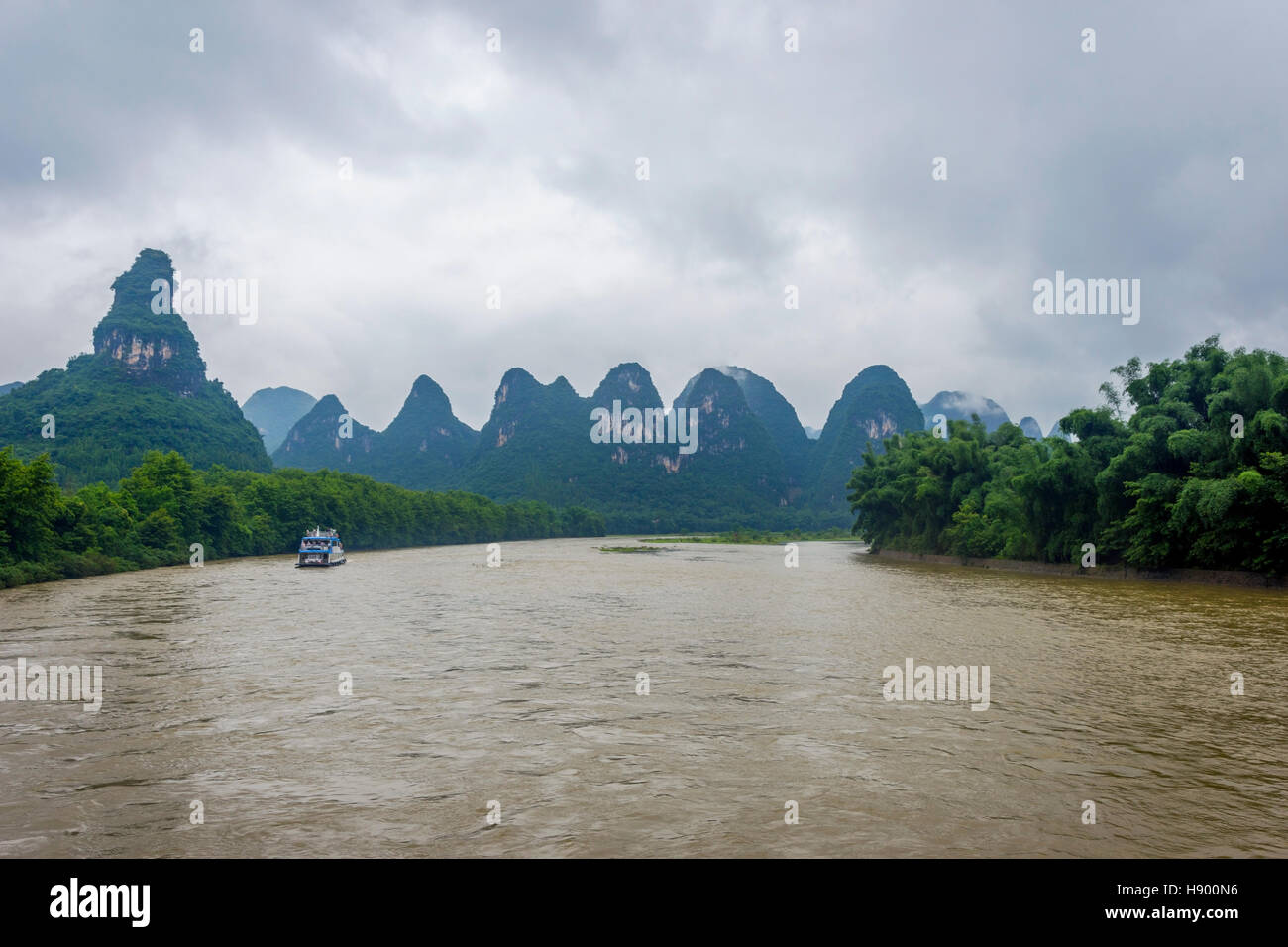 Il fiume Li con misty nuvole e nebbia circondato da famose montagne carsiche, Guangxi Zhuang, Cina Foto Stock