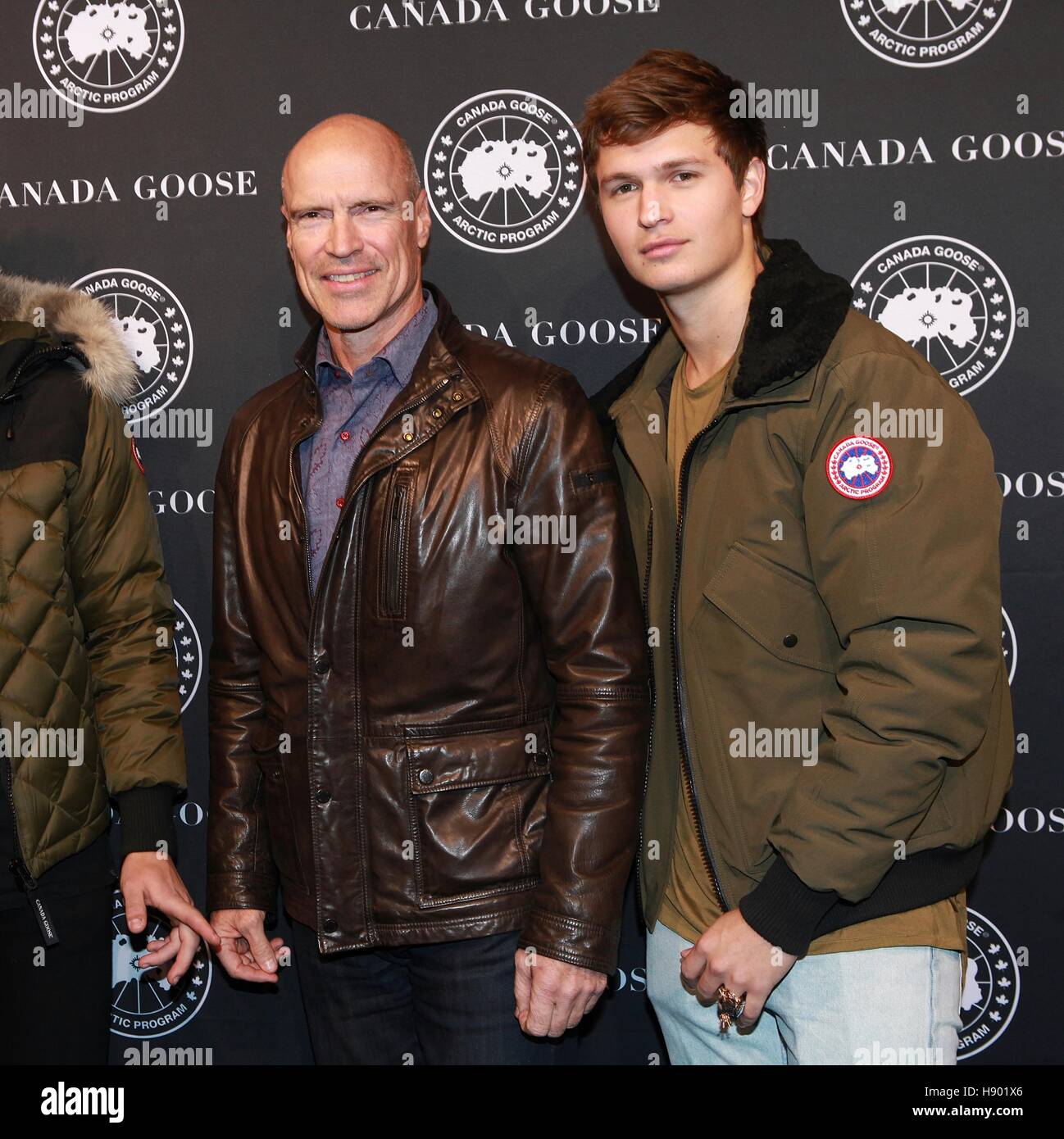 New York, NY, STATI UNITI D'AMERICA. Xvi Nov, 2016. Mark Messier e Ansel Elgort a Canada Goose prima U.S. Flagship Store apertura a Canada Goose U.S. Flagship 101 Wooster Street a Novembre 16, 2016 a New York City. Credito: Diego Corredor/media/punzone Alamy Live News Foto Stock