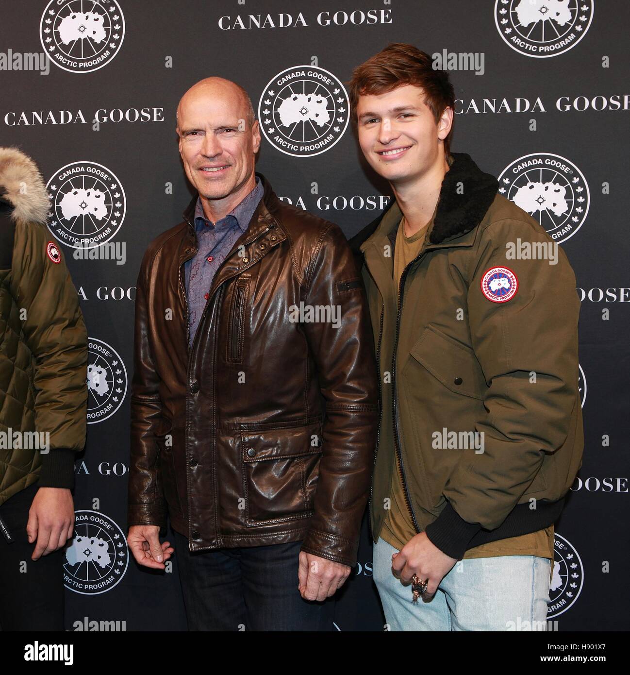 New York, NY, STATI UNITI D'AMERICA. Xvi Nov, 2016. Mark Messier e Ansel Elgort a Canada Goose prima U.S. Flagship Store apertura a Canada Goose U.S. Flagship 101 Wooster Street a Novembre 16, 2016 a New York City. Credito: Diego Corredor/media/punzone Alamy Live News Foto Stock