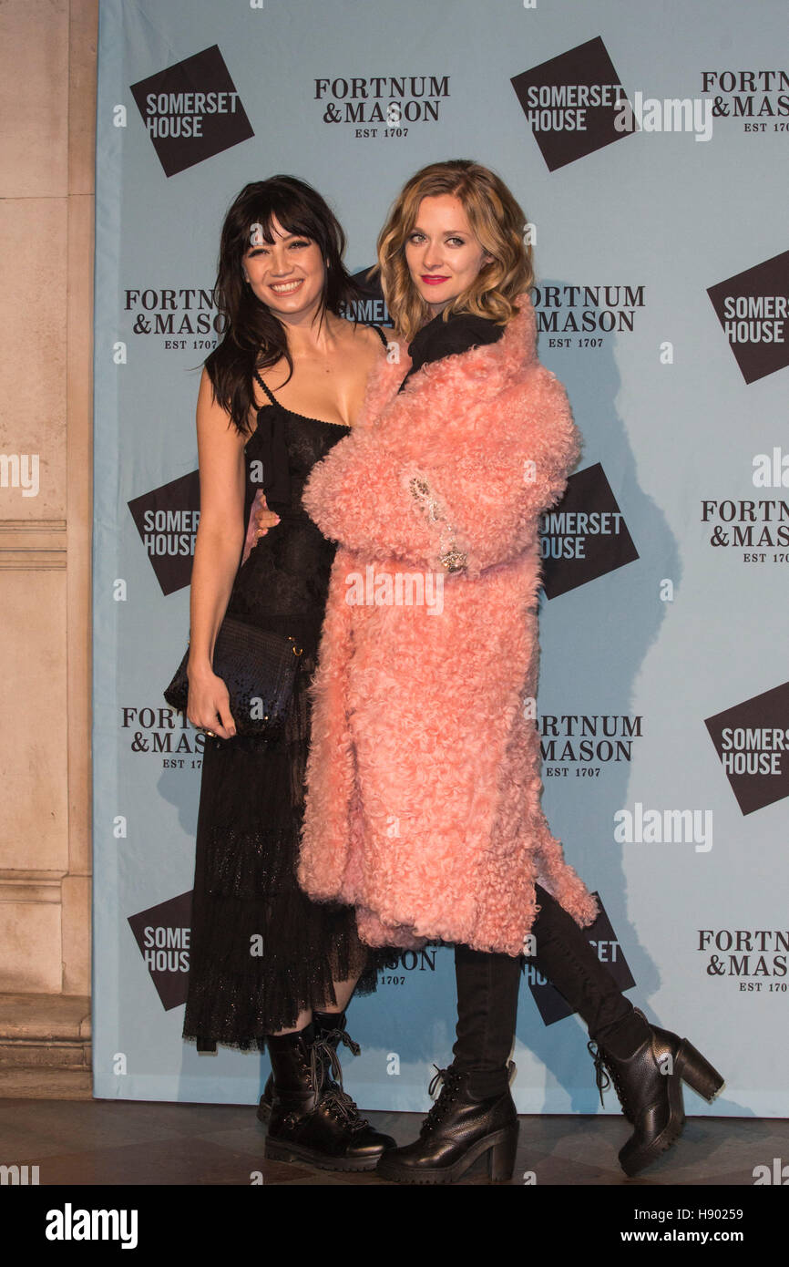 Londra, Regno Unito. Il 16 novembre 2016. Nella foto: Daisy Lowe e Portia Freeman. Vip frequentare la parte del lancio per pattino a Somerset House con Fortnum & Mason at Somerset House. La pista di pattinaggio su ghiaccio a Somerset House è aperto dal 12 novembre 2016 al 15 gennaio 2017. Credito: Bettina Strenske/Alamy Live News Foto Stock