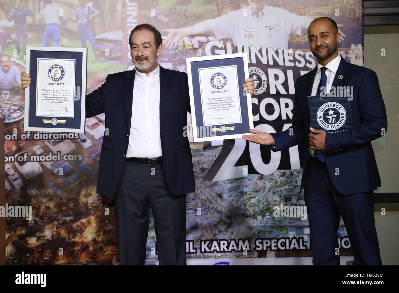 Beirut. 17 Nov, 2016. Nabil Karam (L) del Libano riceve due certificati di Guinness World Record per la più grande collezione di modelli di auto e la più grande collezione di diorami, a nord di Beirut, Libano, nov. 16, 2016. © Xinhua/Alamy Live News Foto Stock