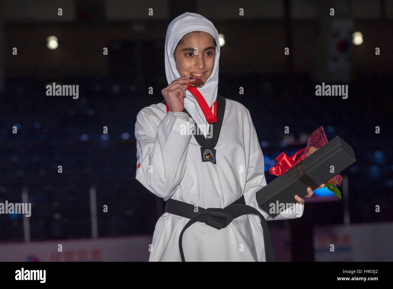 Burnaby, Canada. Xvi Nov, 2016. WTF World Taekwondo Junior campionati, Mobina Nejad Katesari (IRI) con medaglia d'oro conquistata in nelle femmine di 42kg classe. Credito: Peter Llewellyn/Alamy Live News Foto Stock