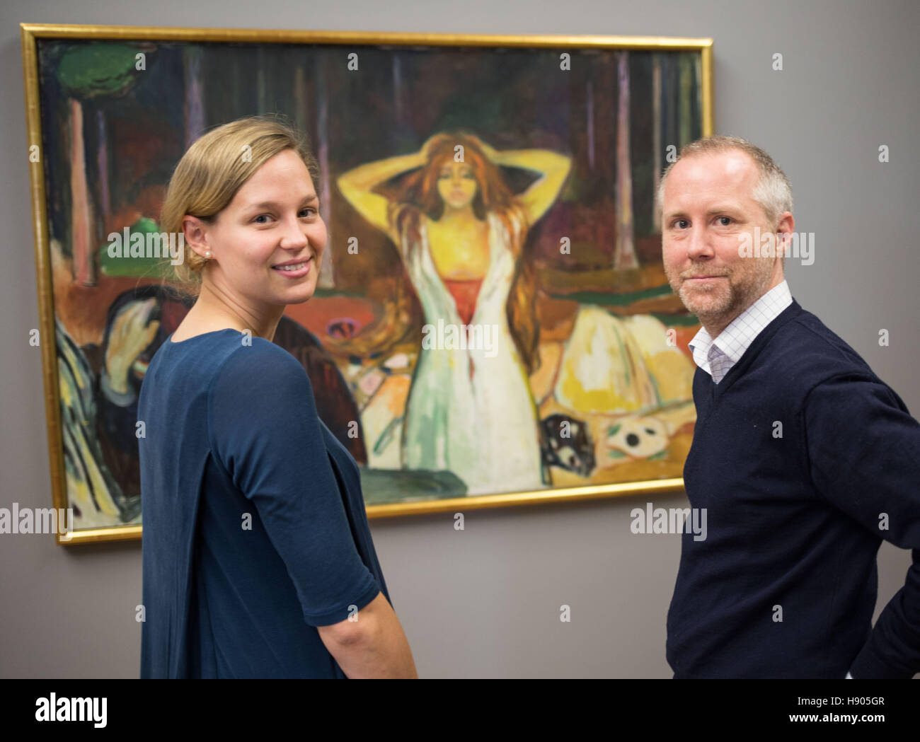 Die beiden Kuratoren Felicity Korn (l) und Felix Krämer (r) stehen am 17.11.2016 di Francoforte (Assia) im Städel Museum vor dem Bild 'Asche' des norwegischen Malers Edvard Munch, das eine Leihgabe des Munch musei in Oslo ist. Das Gemälde ist eines der zentralen Werke der Ausstellung ·Geschlechterkampf. Franz von Stuck bis Frida Kahlo·, die sich vom 24. Novembre 2016 bis zum 19. März 2017 der künstlerischen Auseinandersetzung mit Geschlechterrollen und -beziehungen von der Mitte des 19. Jahrhunderts bis zum Ende des Zweiten Weltkrieges widmet. Foto Stock