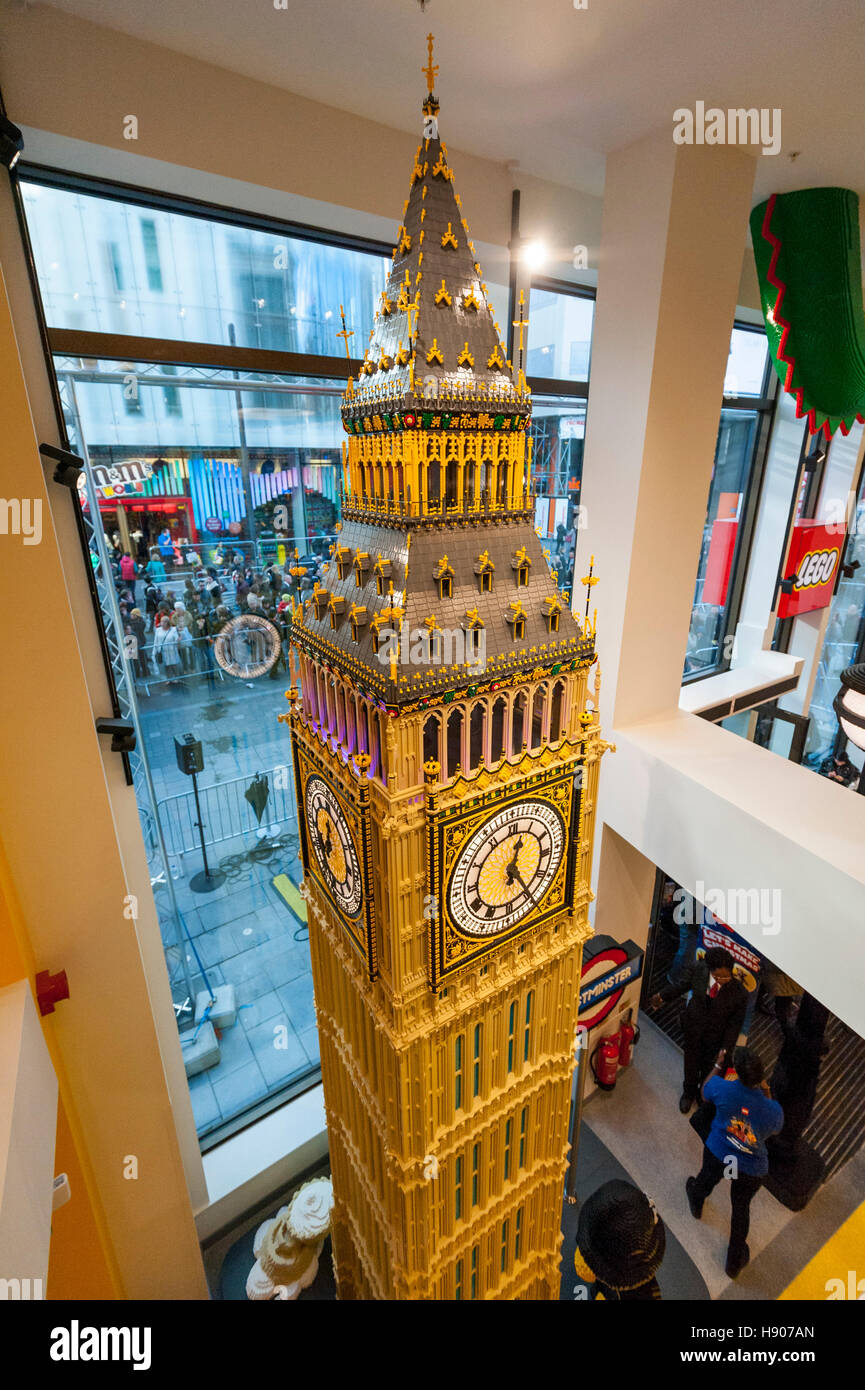 Londra, UK 17 Novembre 2016. Il più grande del mondo di LEGO store è aperto da Sadiq Khan, sindaco di Londra in Leicester Square. Grandi folle si radunarono per l'apertura e molti Lego fan sono stati in grado di acquistare pezzi esclusivi. Credito: Stephen Chung / Alamy Live News Foto Stock