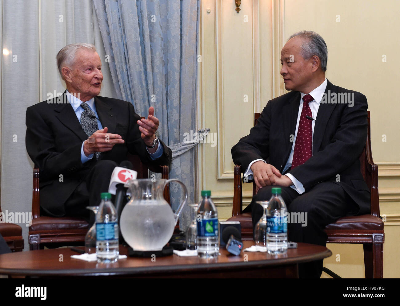 Washington, Stati Uniti d'America. Xvi Nov, 2016. Ex U.S. National Security Advisor Zbigniew Brzezinski (L) parla con Ambasciatore cinese negli Stati Uniti cui Tiankai ad una proiezione di un film in merito al ritardo di leader cinese Deng Xiaoping della visita negli Stati Uniti in 1979, 'Mr. Deng va a Washington.' in Washington, DC, Stati Uniti, su nov. 16, 2016. Un documentario sul tardi leader cinese Deng Xiaoping il famoso viaggio per gli Stati Uniti nel 1979 offre uno scorcio di non solo il passato ma anche il presente e il futuro della vitalità della Cina e delle relazioni con gli Stati Uniti. © Bao Dandan/Xinhua/Alamy Live News Foto Stock