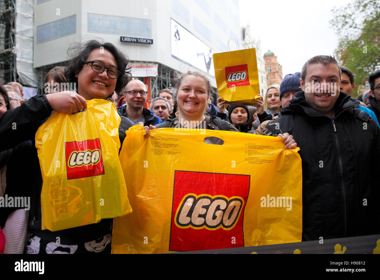 Leicester Square, Londra, Regno Unito. 17 Nov, 2016. I fan di LEGO con sacchetti di LEGO. Sindaco di Londra, Sadiq Khan si unisce a John Goodwin, Chief Financial Officer di Gruppo LEGO apre più grande del mondo di LEGO store nel quadrato di Leicester, dotate di modelli iconici, di nuova tecnologia e di un set per la preparazione di tè-amoroso mascotte. Il nuovo negozio funzioni esclusive LEGO set completi di Ð a mani su area Building, edificio di dimostrazione Pick & costruire un muro di mattoni e una dimensione di vita metropolitana di Londra carrello tubo costruire in partenariato con TfL, che è fatta di mattoni 637,903 Credito: Dinendra Haria/Alamy Live News Foto Stock