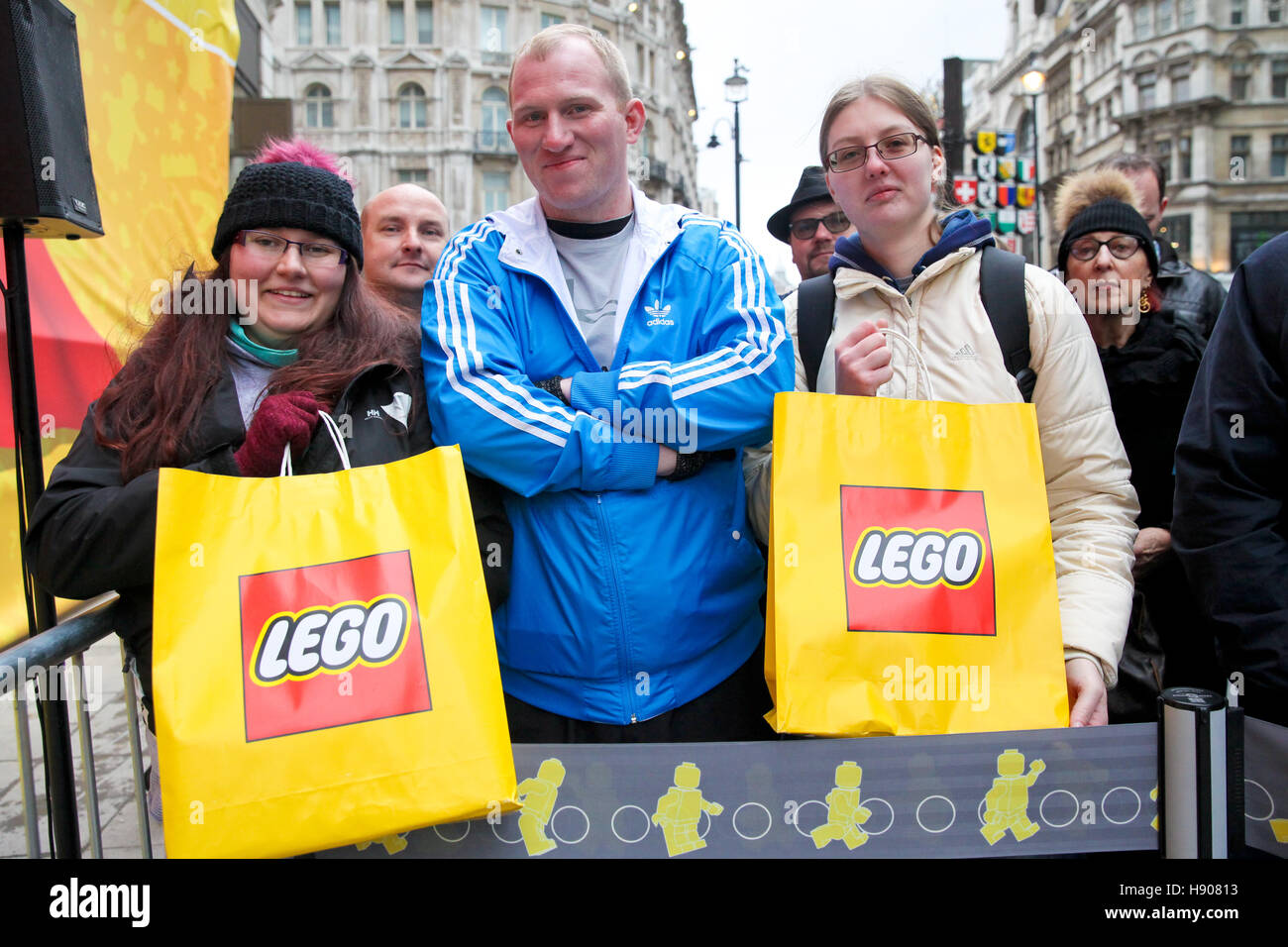 Leicester Square, Londra, Regno Unito. 17 Nov, 2016. I fan di LEGO con sacchetti di LEGO. Sindaco di Londra, Sadiq Khan si unisce a John Goodwin, Chief Financial Officer di Gruppo LEGO apre più grande del mondo di LEGO store nel quadrato di Leicester, dotate di modelli iconici, di nuova tecnologia e di un set per la preparazione di tè-amoroso mascotte. Il nuovo negozio funzioni esclusive LEGO set completi di Ð a mani su area Building, edificio di dimostrazione Pick & costruire un muro di mattoni e una dimensione di vita metropolitana di Londra carrello tubo costruire in partenariato con TfL, che è fatta di mattoni 637,903 Credito: Dinendra Haria/Alamy Live News Foto Stock